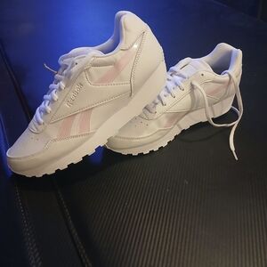 NWT, NIB, Reebok Women's White and Pink Sneakers sz.10 FITS MORE LIKE A 9.5